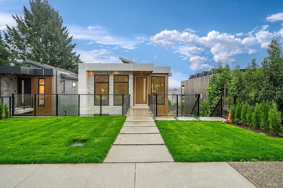 971 Adderley Street North Vancouver, BC - 1