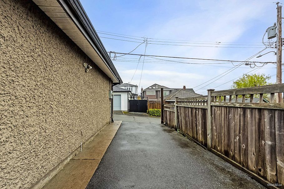 2457 E 3rd Avenue Vancouver, BC - 29