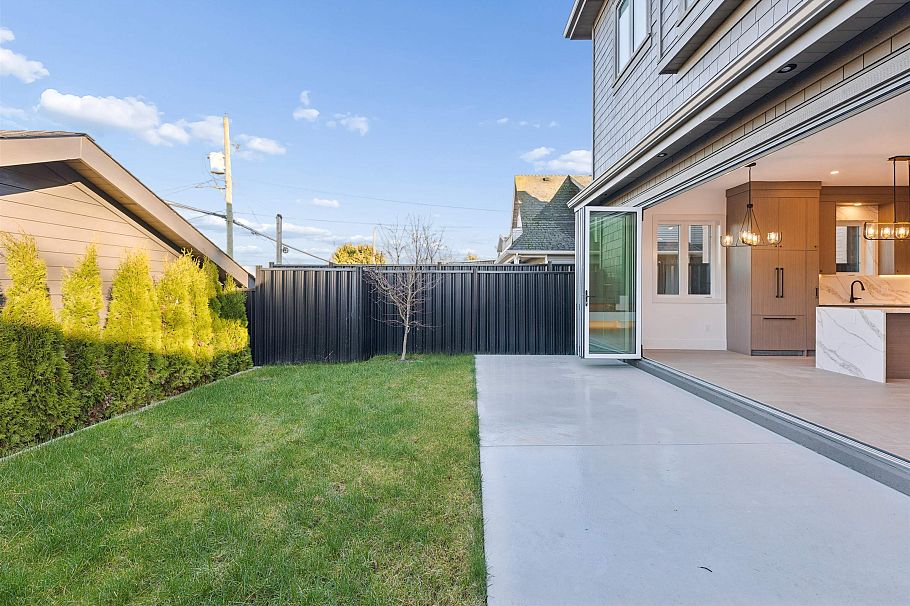 2 847 E 10 Avenue Vancouver, BC - 3