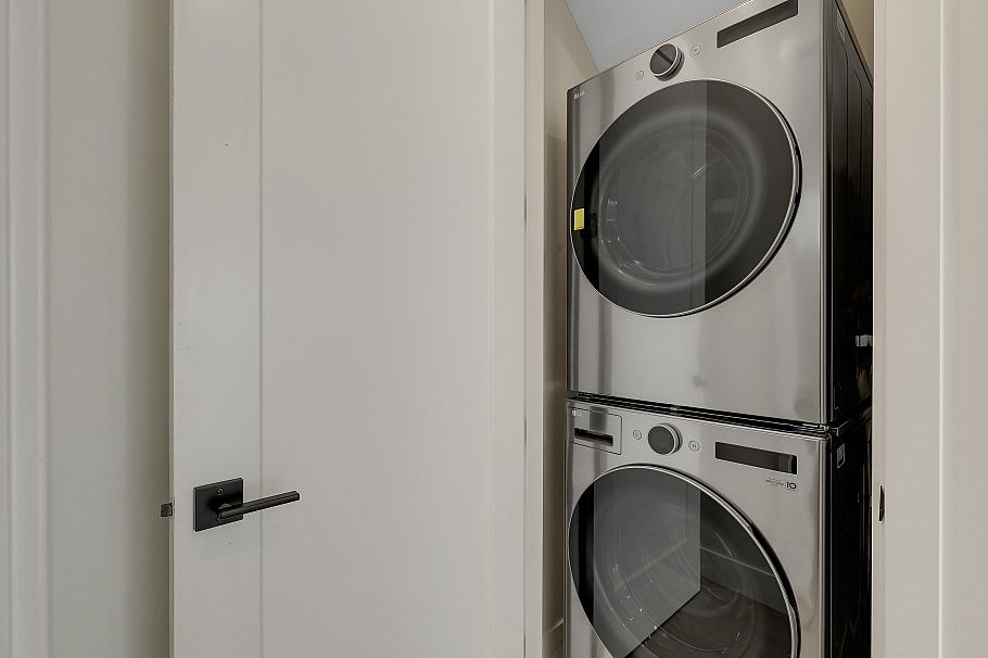 1 3695 E 26 Avenue Vancouver, BC - 18