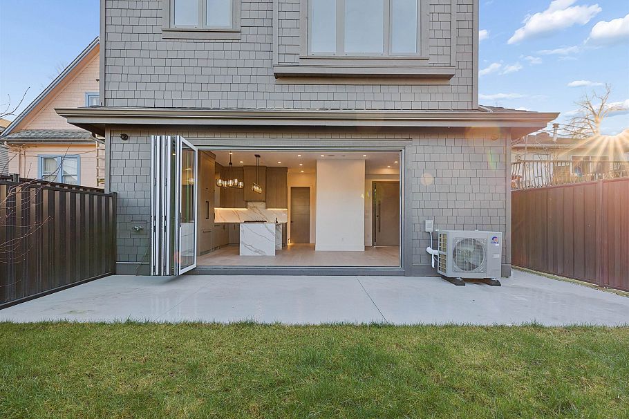 2 847 E 10 Avenue Vancouver, BC - 4