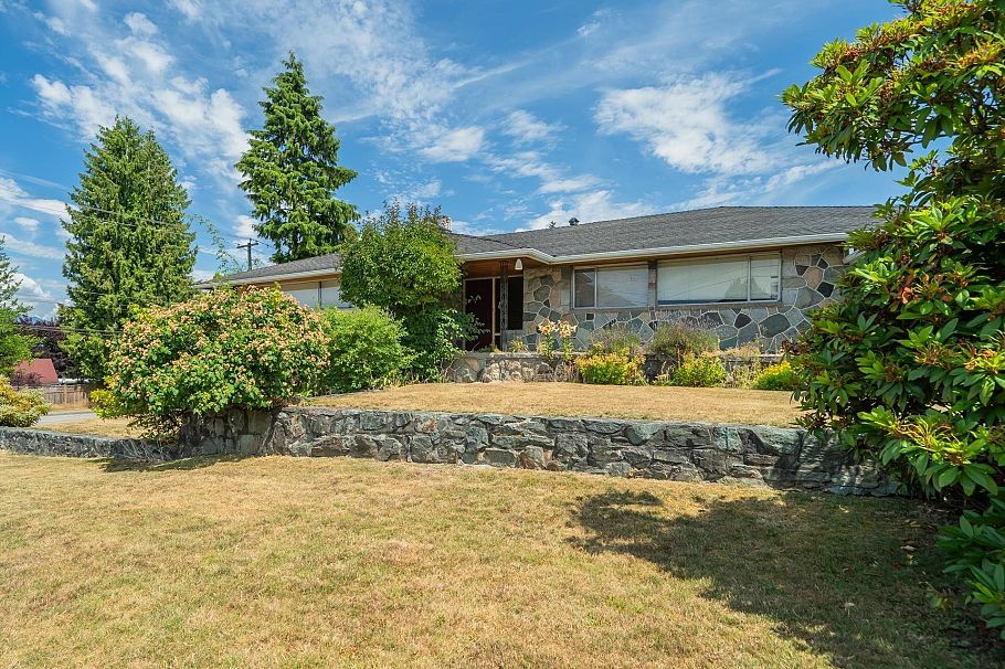 5240 Halley Avenue Burnaby, BC - 1