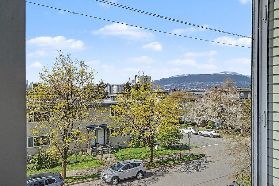 130 Lakewood Drive Vancouver, BC - 4