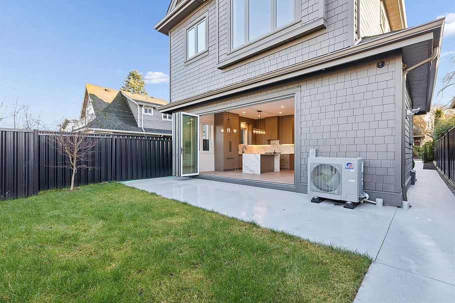 2 847 E 10 Avenue Vancouver, BC - 5