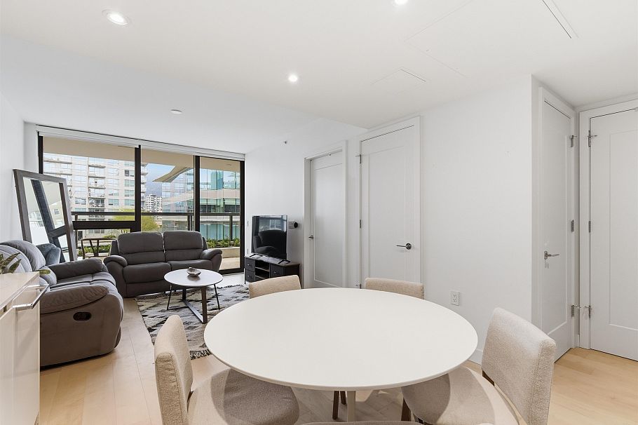 410 135 E 13th Street North Vancouver, BC - 2