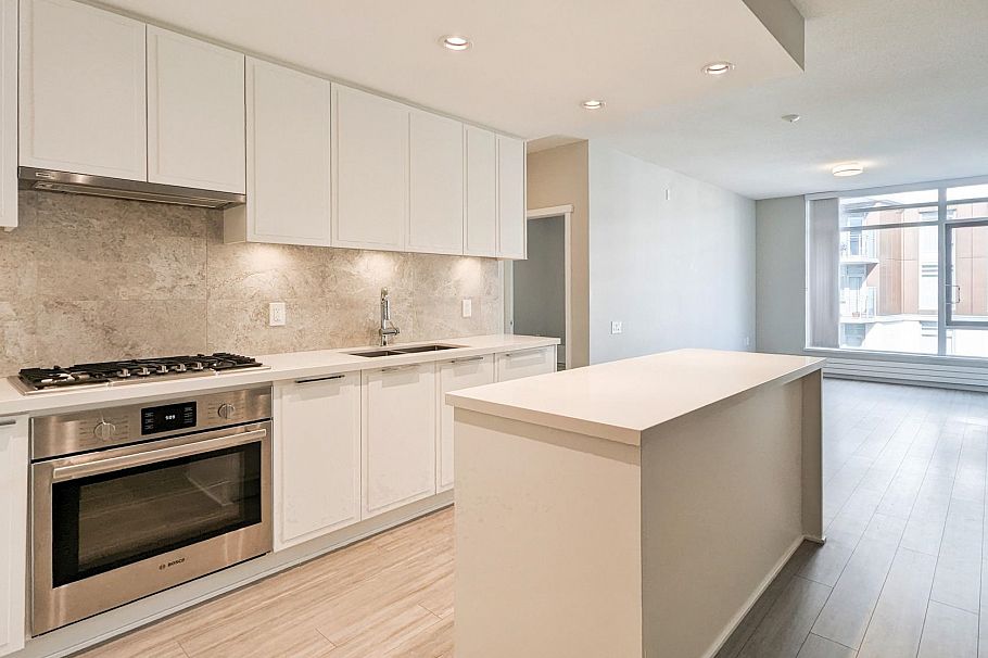 402 3188 Riverwalk Avenue Vancouver, BC - 2