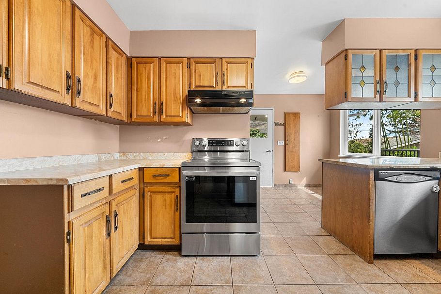 753 E 9th Street North Vancouver, BC - 16