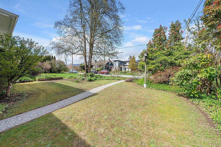 753 E 9th Street North Vancouver, BC - 35