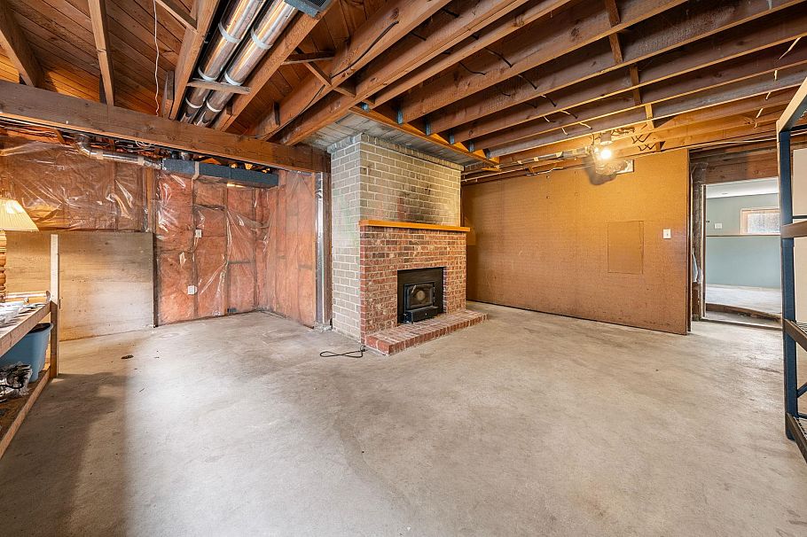 753 E 9th Street North Vancouver, BC - 32