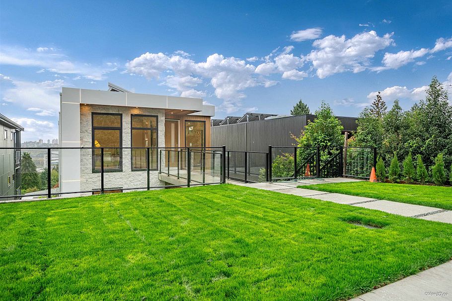 971 Adderley Street North Vancouver, BC - 39