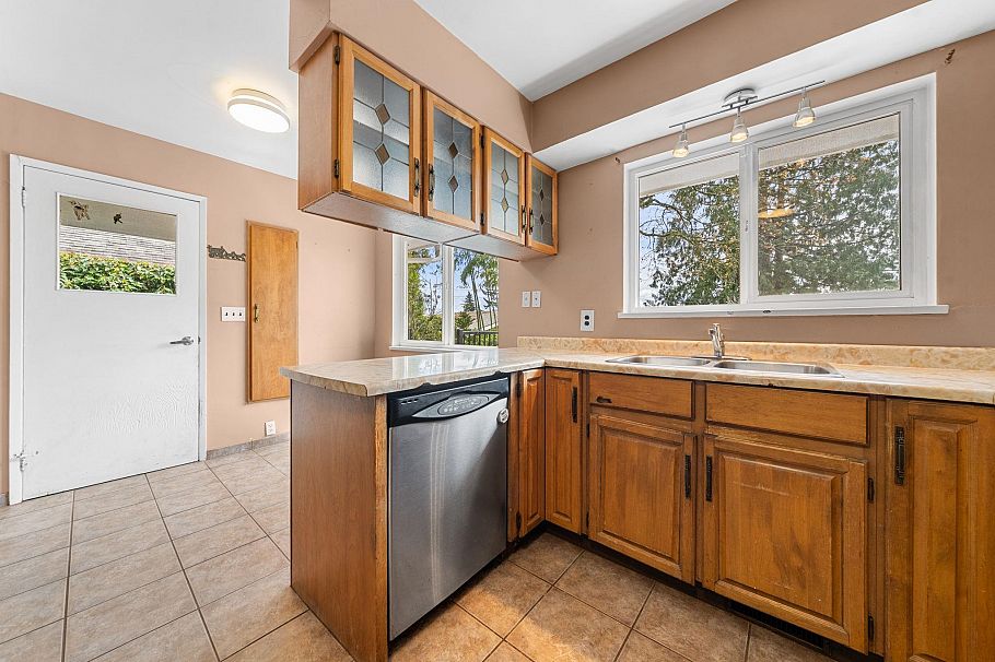 753 E 9th Street North Vancouver, BC - 17