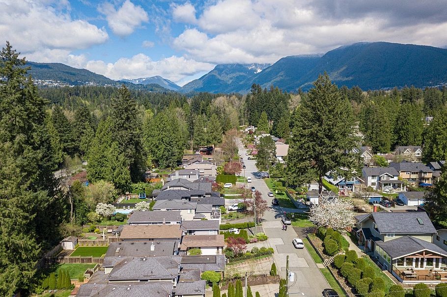 2111 Philip Avenue North Vancouver, BC - 37