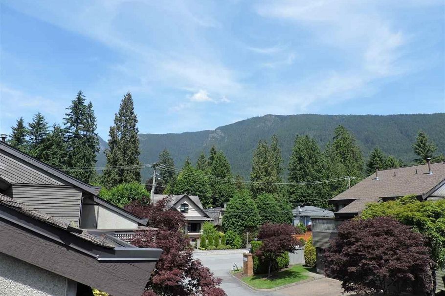 1147 Montroyal Boulevard North Vancouver, BC - 4