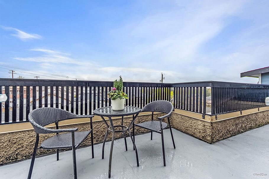 2457 E 3rd Avenue Vancouver, BC - 22