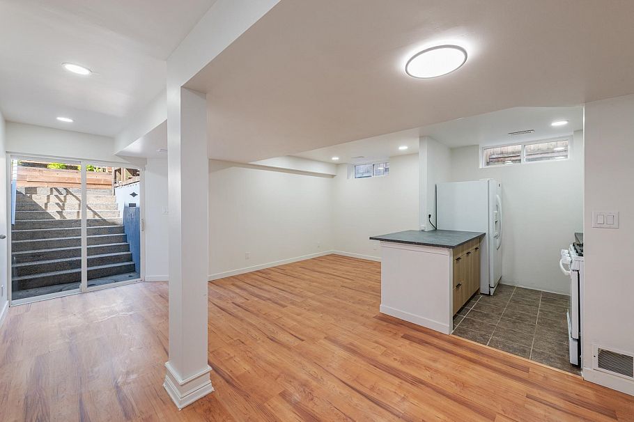 2111 Philip Avenue North Vancouver, BC - 30