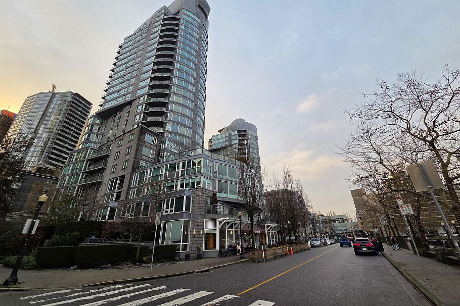 405 535 Nicola Street Vancouver, BC - 1