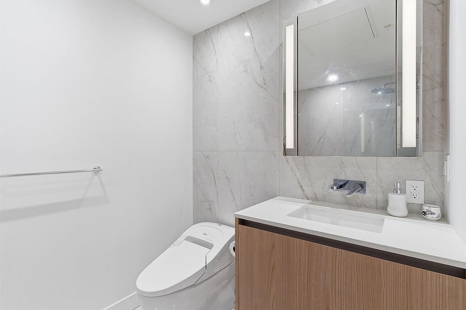 410 135 E 13th Street North Vancouver, BC - 13