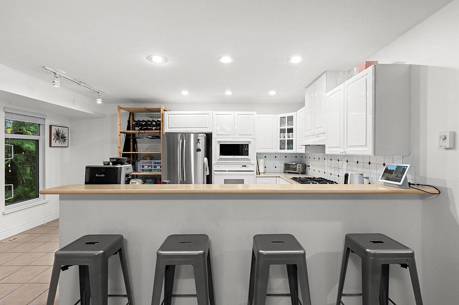 1188 Strathaven Drive North Vancouver, BC - 3