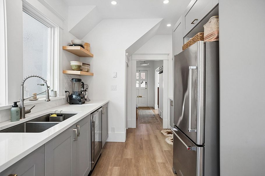 494 E 18th Avenue Vancouver, BC - 18