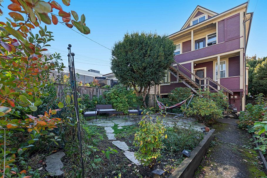 1829 1831 W 2nd Avenue Vancouver, BC - 12