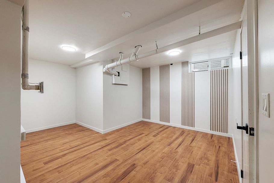 2111 Philip Avenue North Vancouver, BC - 32