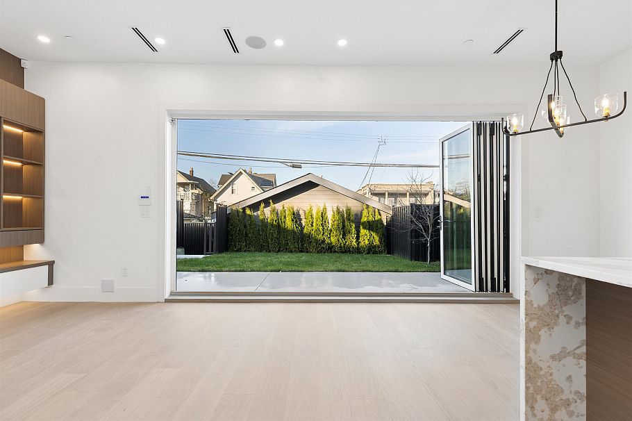 2 847 E 10 Avenue Vancouver, BC - 1