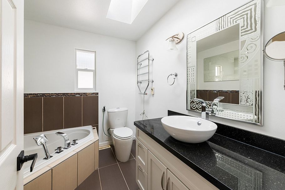 2111 Philip Avenue North Vancouver, BC - 21