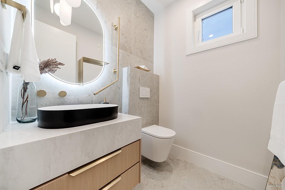 971 Adderley Street North Vancouver, BC - 2