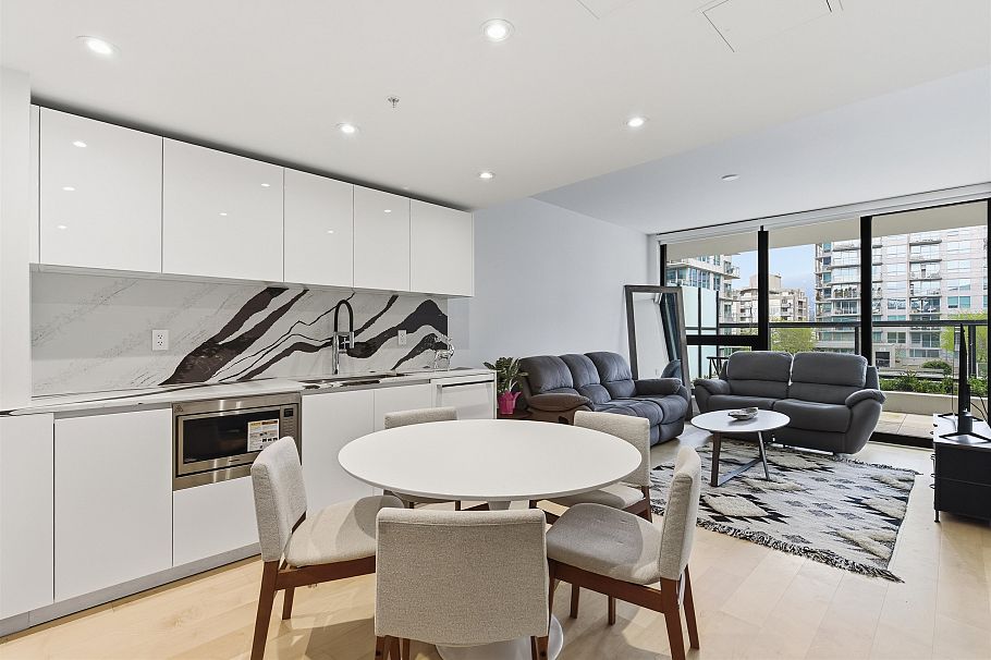 410 135 E 13th Street North Vancouver, BC - 1