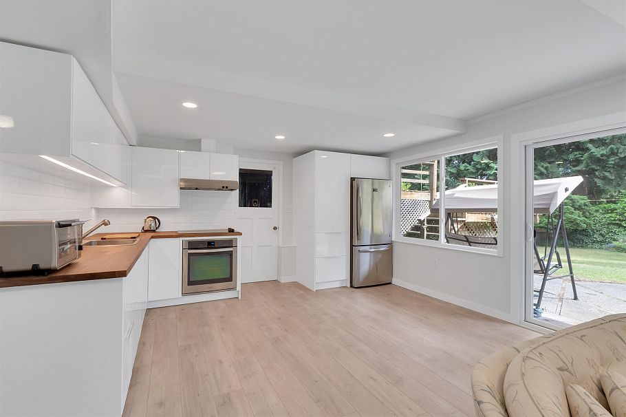 1177 E 15th Street North Vancouver, BC - 36