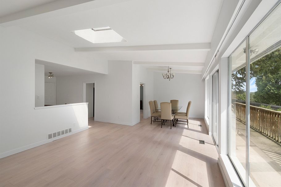 1177 E 15th Street North Vancouver, BC - 28