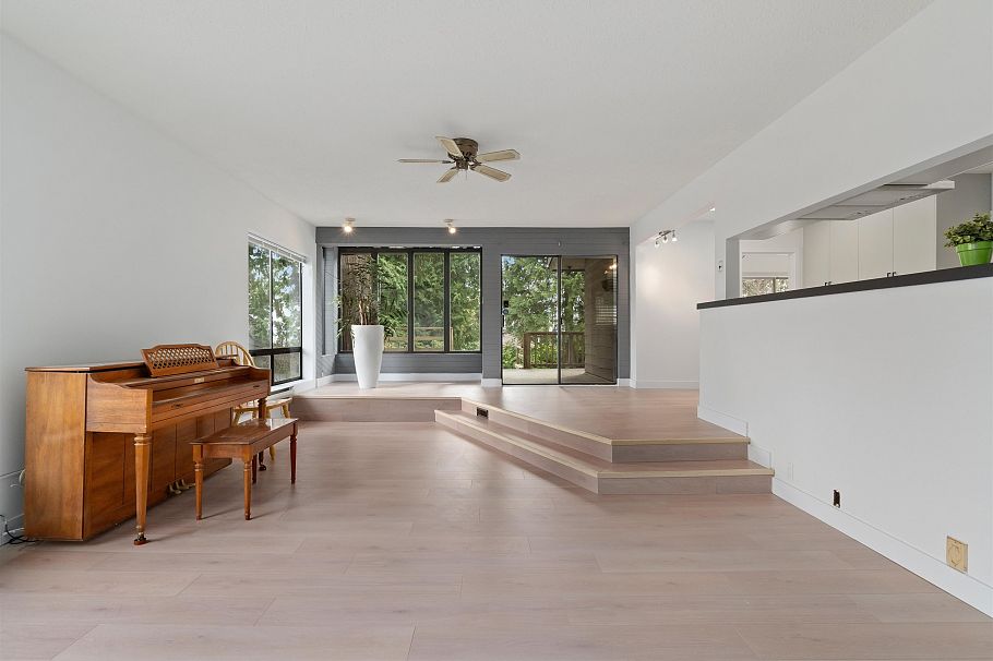 1177 E 15th Street North Vancouver, BC - 31