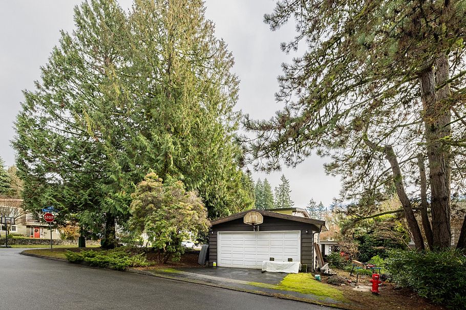 2041 Tompkins Crescent North Vancouver, BC - 37