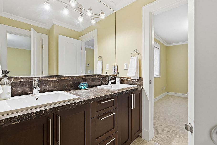 1017 Canyon Boulevard North Vancouver, BC - 24