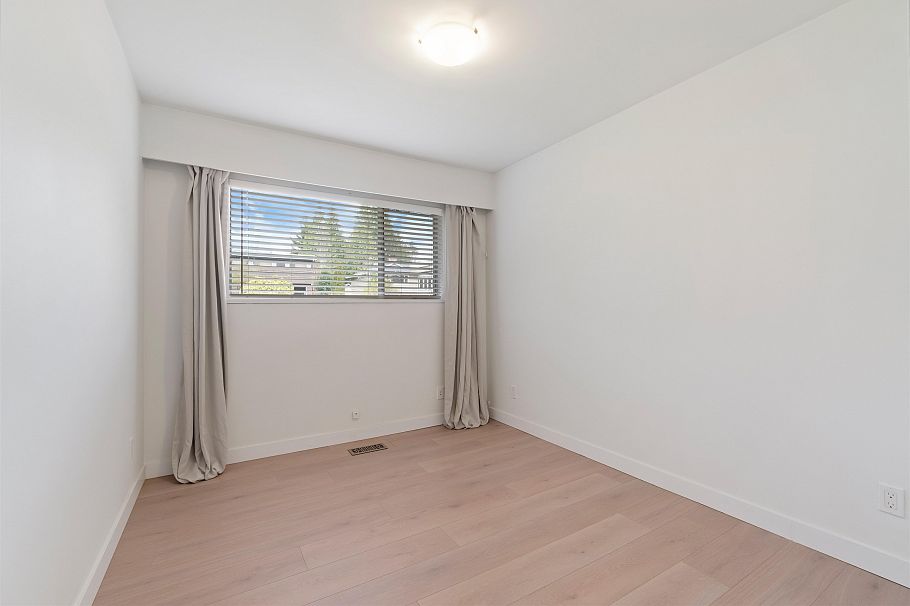 1177 E 15th Street North Vancouver, BC - 19