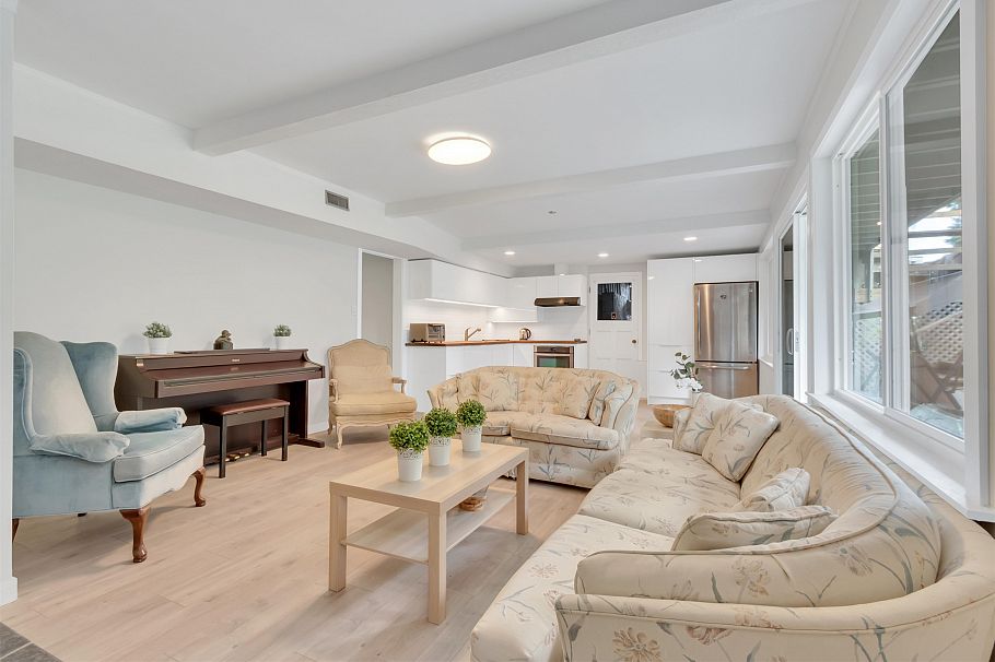 1177 E 15th Street North Vancouver, BC - 25