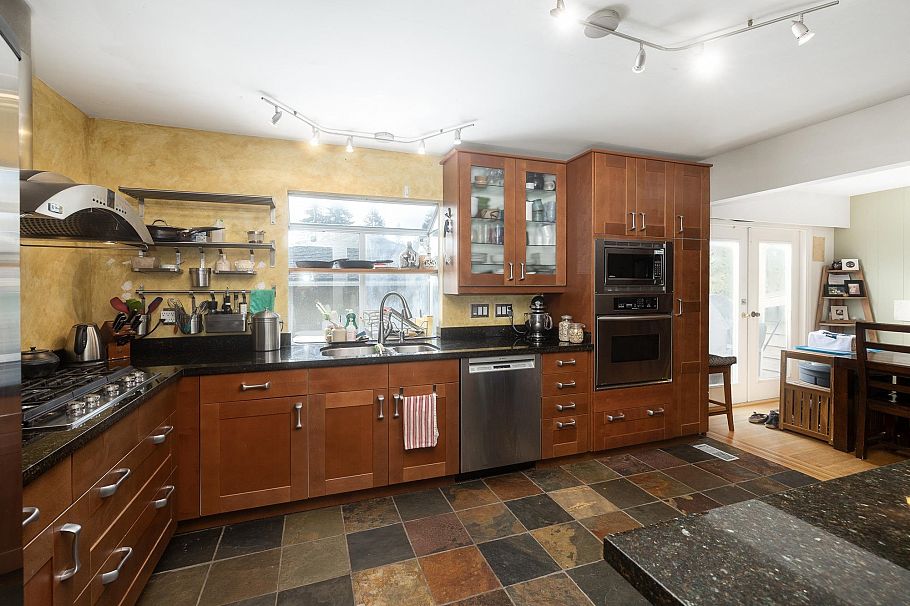 2041 Tompkins Crescent North Vancouver, BC - 3