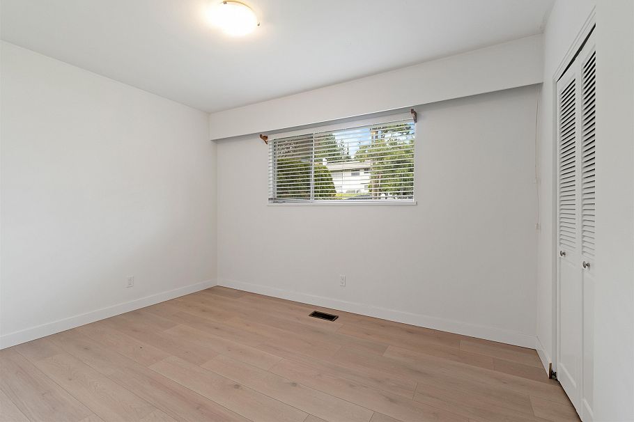1177 E 15th Street North Vancouver, BC - 20