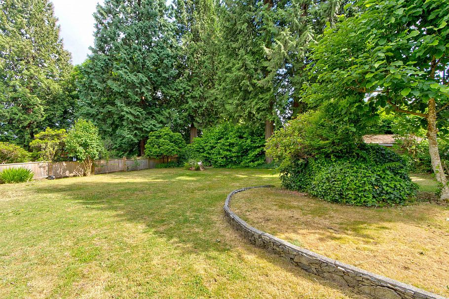 1177 E 15th Street North Vancouver, BC - 30