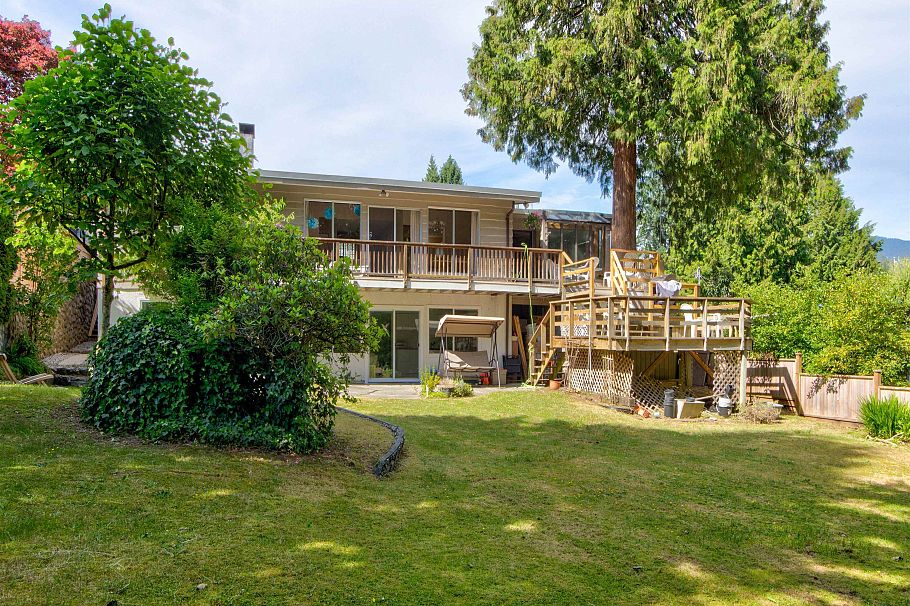 1177 E 15th Street North Vancouver, BC - 2