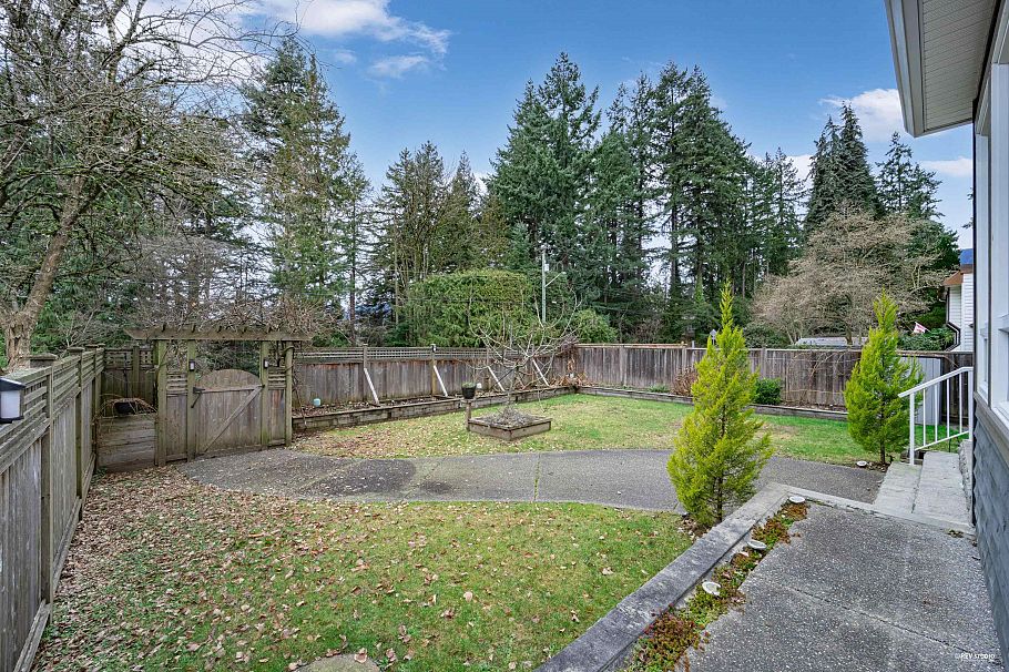 2244 Edgemont Boulevard North Vancouver, BC - 36