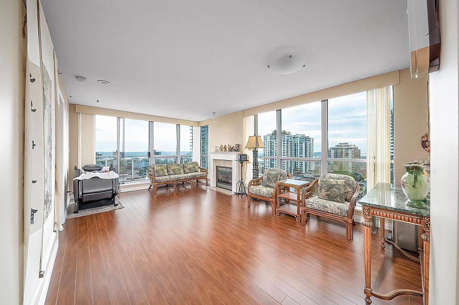 906 108 14th Street Vancouver, BC - 5