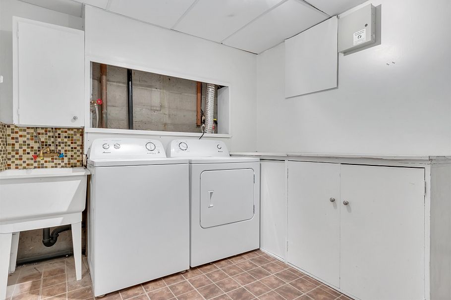 1177 E 15th Street North Vancouver, BC - 33