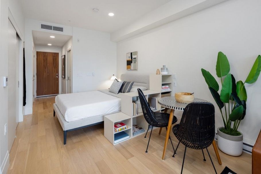 410 2550 Garden Drive Vancouver, BC - 2