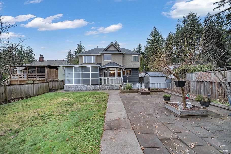 2244 Edgemont Boulevard North Vancouver, BC - 32