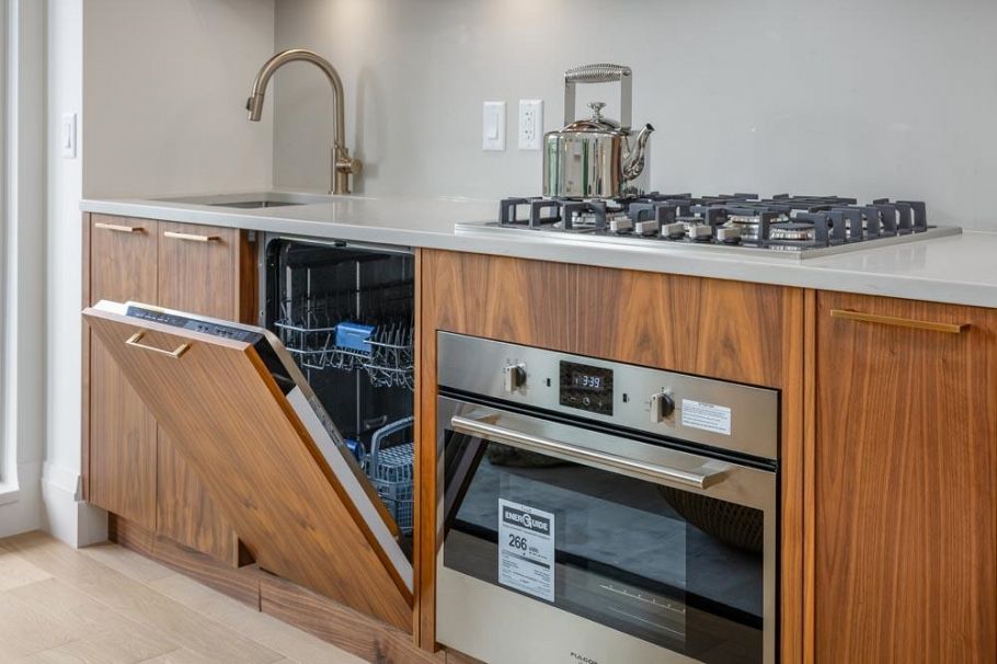 410 2550 Garden Drive Vancouver, BC - 6