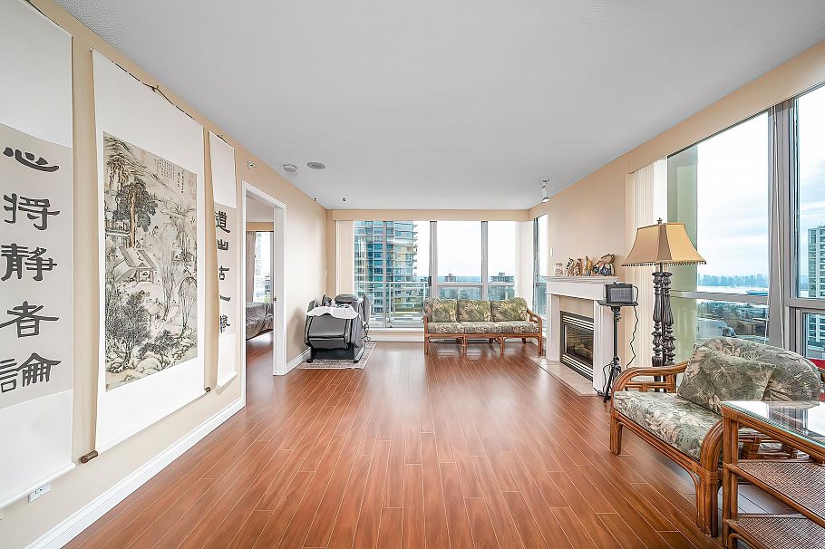 906 108 14th Street Vancouver, BC - 4