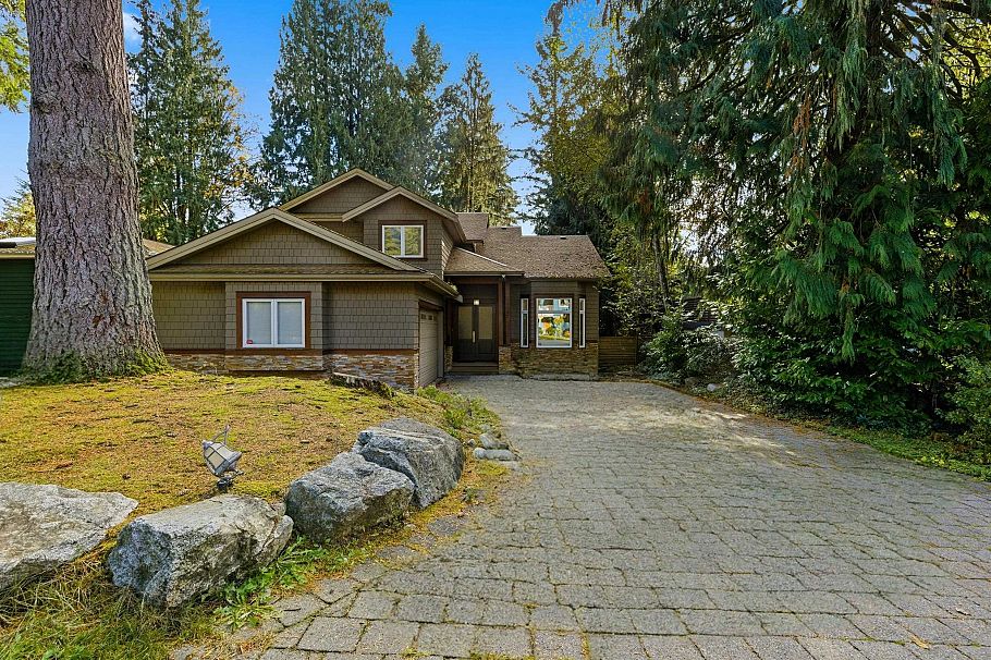 1017 Canyon Boulevard North Vancouver, BC - 33