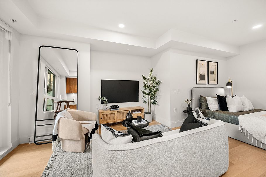 106 2550 Garden Drive Vancouver, BC - 4