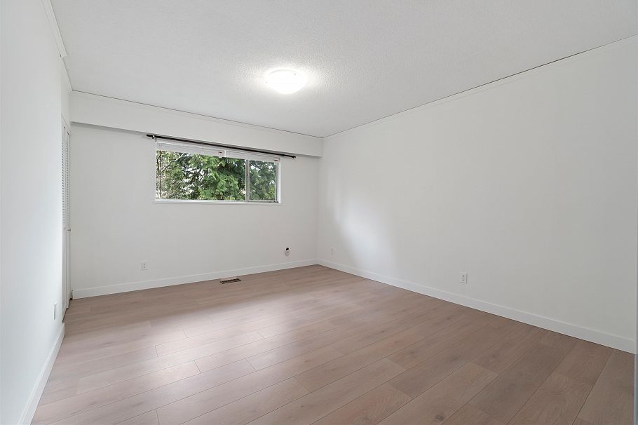 1177 E 15th Street North Vancouver, BC - 35